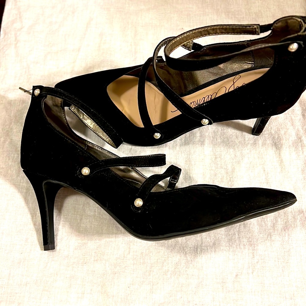 Black heels with Pearl accents and zipper. Libby